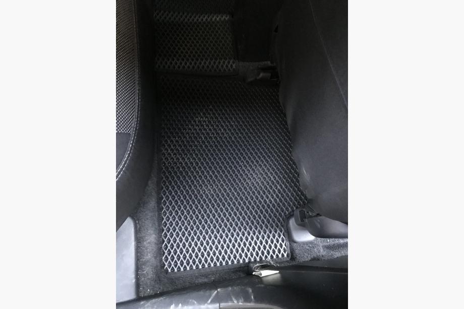 Toyota Corolla 2007–2013 EVA-lattiamatot (mustat) Kuva 4