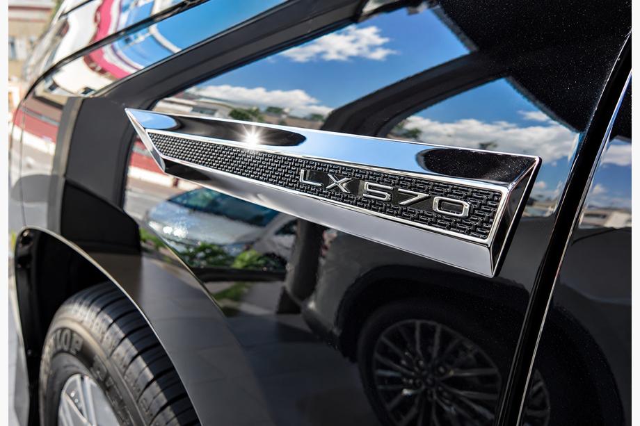 Lexus LX570/450d 2008–2022 Carbon-look emblemisarja (4 kpl) Image