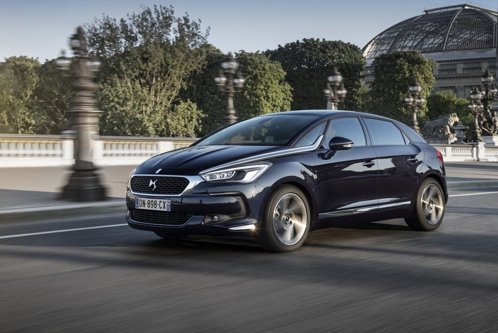 Uudistettu viisiovinen hatchback Citroen DS5