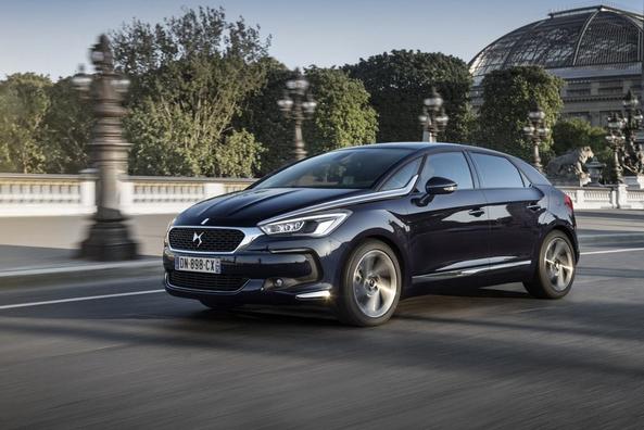 Uudistettu viisiovinen hatchback Citroen DS5