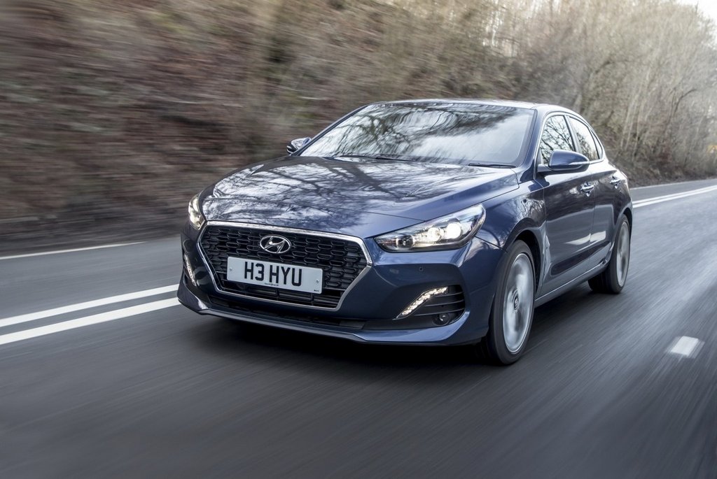Kompaktin liftbackin Hyundai i30 Fastback - koeajo