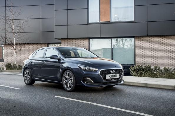 Kompaktin liftbackin Hyundai i30 Fastback - koeajo
