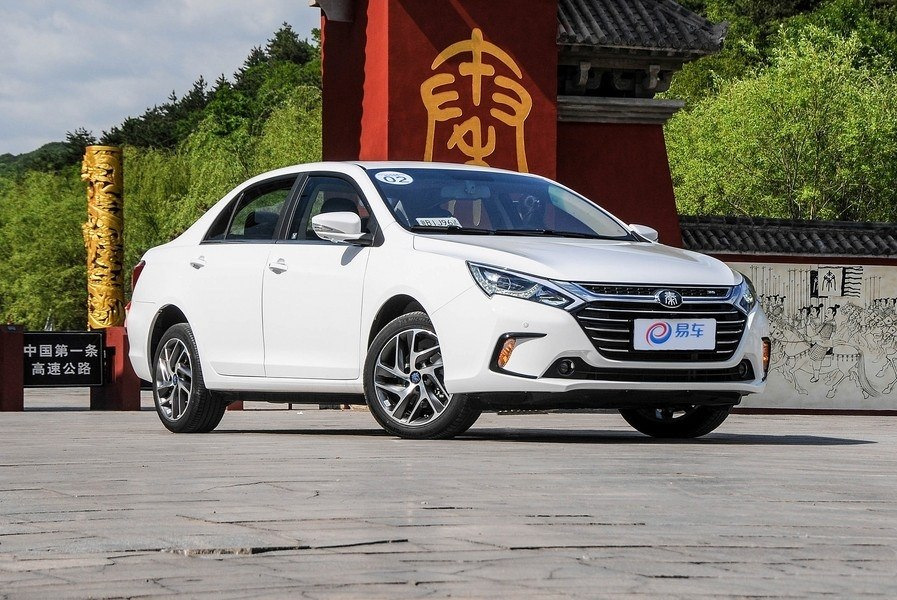 Katsaus BYD Qin 100 -hybridi-sedaniin