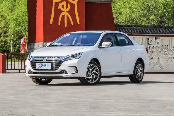 Katsaus BYD Qin 100 -hybridi-sedaniin
