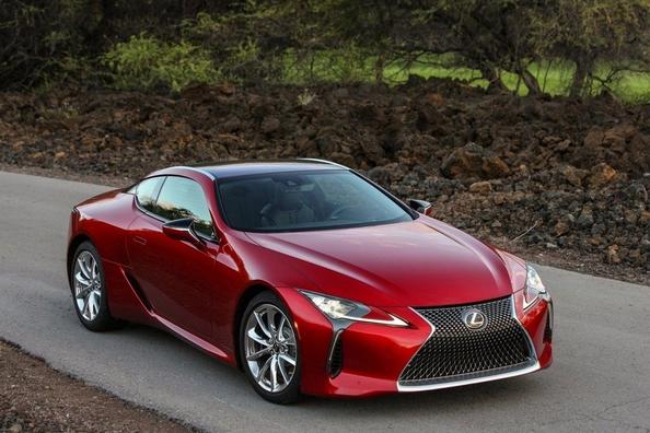 Katsaus suorituskykyiseen Lexus LC500 -coupéen
