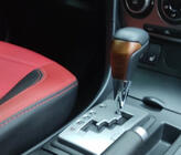 Toyota Land Cruiser 200 2007–2021 Vaihdenuppi (musta nahka + vaalea puu) kuva 3