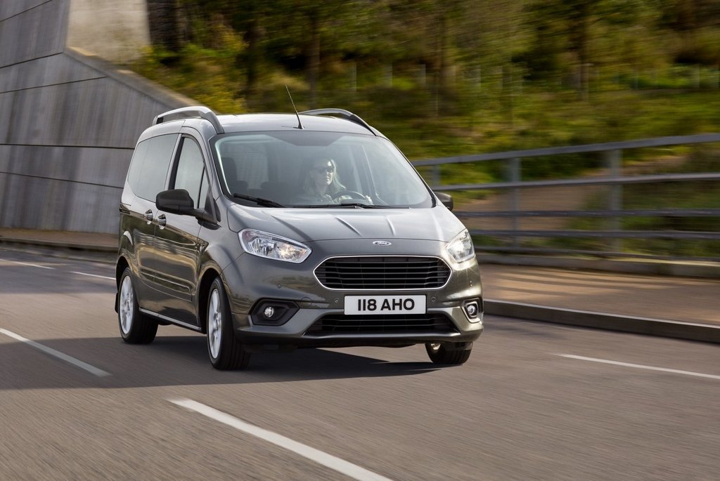 Katsaus kompaktista tila-autosta Ford Tourneo Courier