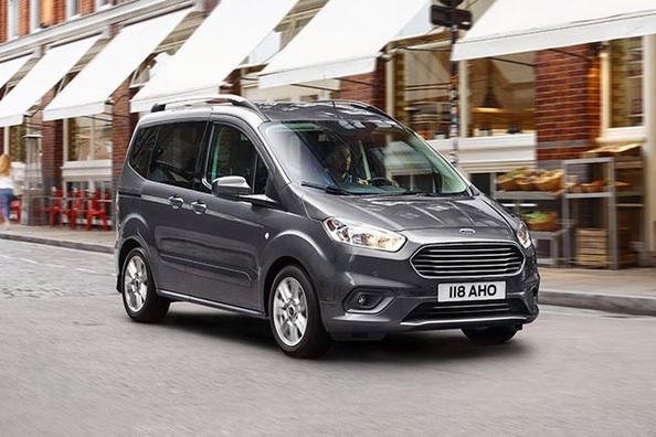 Katsaus kompaktista tila-autosta Ford Tourneo Courier