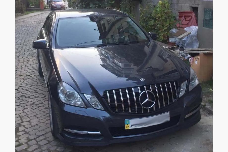 Mercedes E-sarja W212 2009–2016 Etusäleikkö GT Panamericana (2009-2012) Image