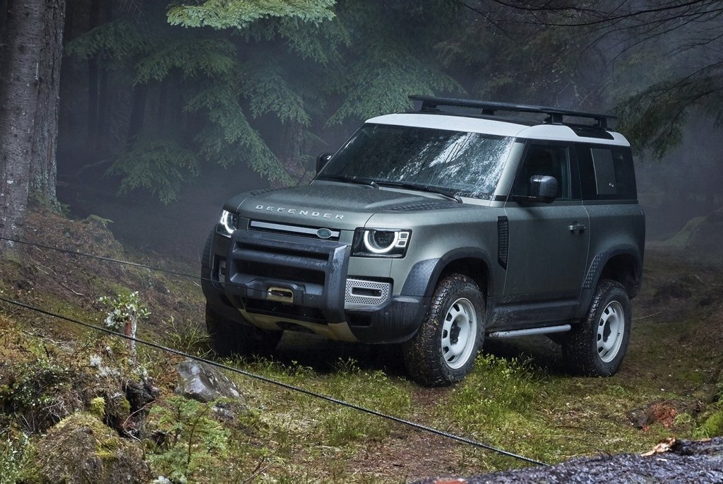 Premium 3-ovinen maastoauto: Land Rover Defender 90