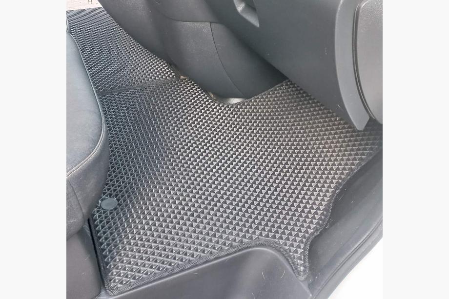 Renault Trafic 2015– EVA-sisämatot (2 kpl, mustat) Kuva 10