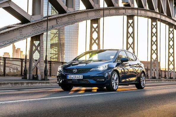 Katsaus päivitettyyn Opel Astra Hatchback -malliin