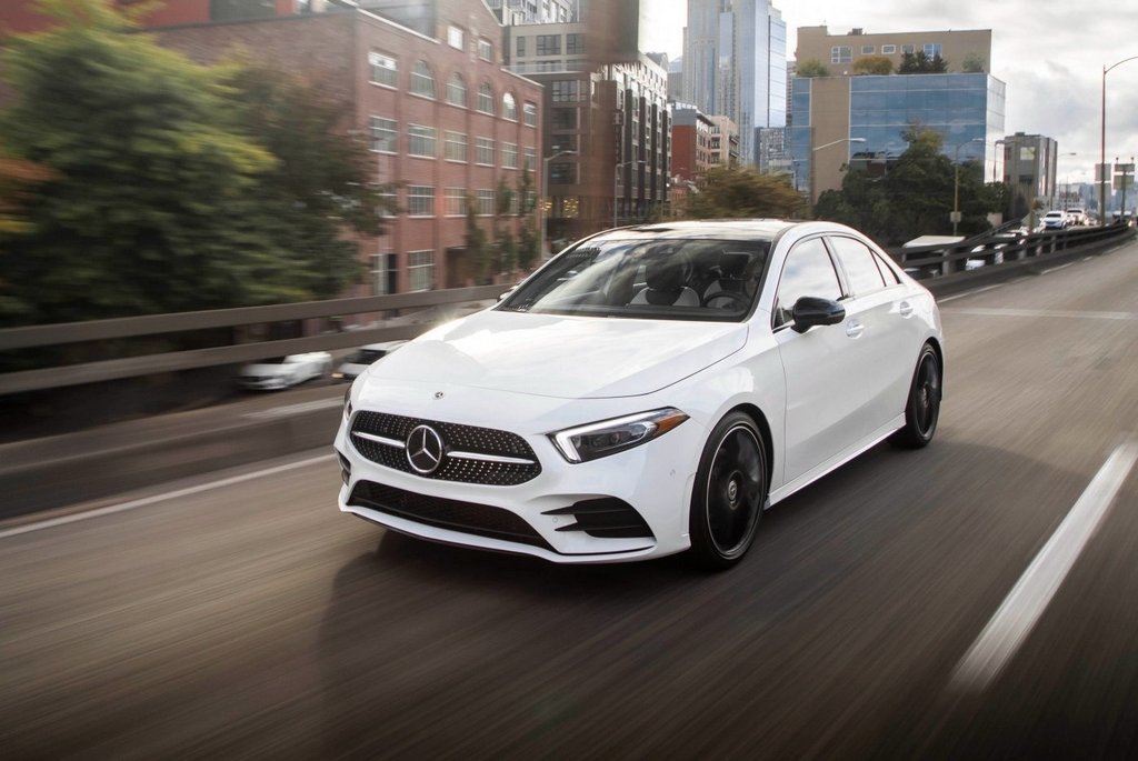 Katsaus kompaktiin Mercedes-Benz A-Class Sedan -malliin