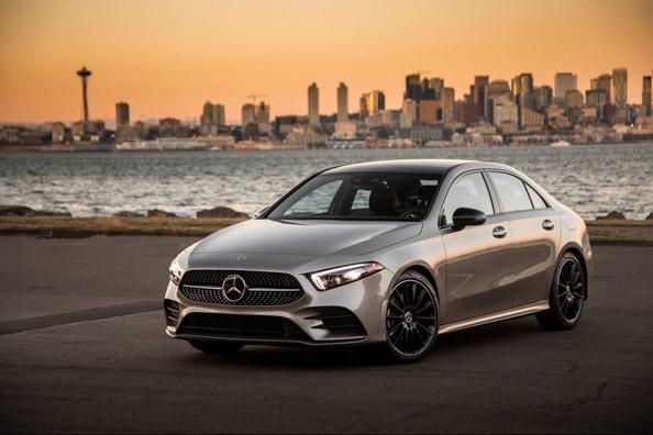 Katsaus kompaktiin Mercedes-Benz A-Class Sedan -malliin