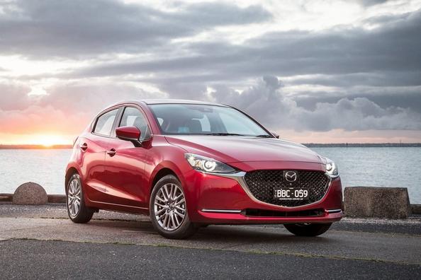 Uudistettu subkompakti Mazda 2 -viistoperä