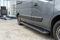 Nissan NV400 2010–2024 Allmond Black sivuaskelmat (2 kpl, alumiini) kuva 1
