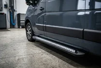 Nissan NV400 2010–2024 Sivuastinlaudat New Vision Black (2 kpl, alumiini) kuva 1
