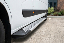 Nissan NV400 2010–2024 Sivuporrassarja New Vision Grey (2 kpl, alumiini) kuva 1
