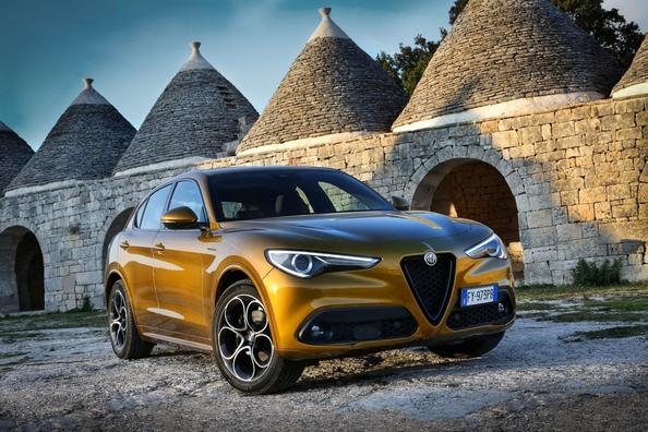 Alfa Romeo Stelvio -kompakticrossoverin ensimmäinen sukupolvi