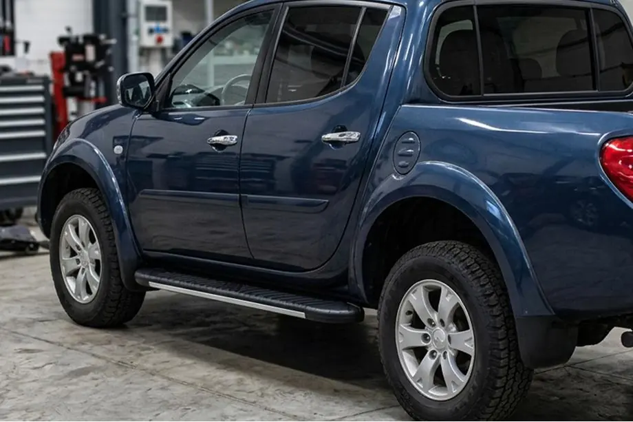 Mitsubishi L200 2015–2024 Bosphorus Grey -sivuastinlaudat (2 kpl, alumiini) Image