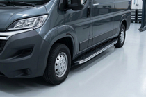 Fiat Ducato 2006–2025 BlackLine-sivuporrassarja (2 kpl, alumiini) kuva 1