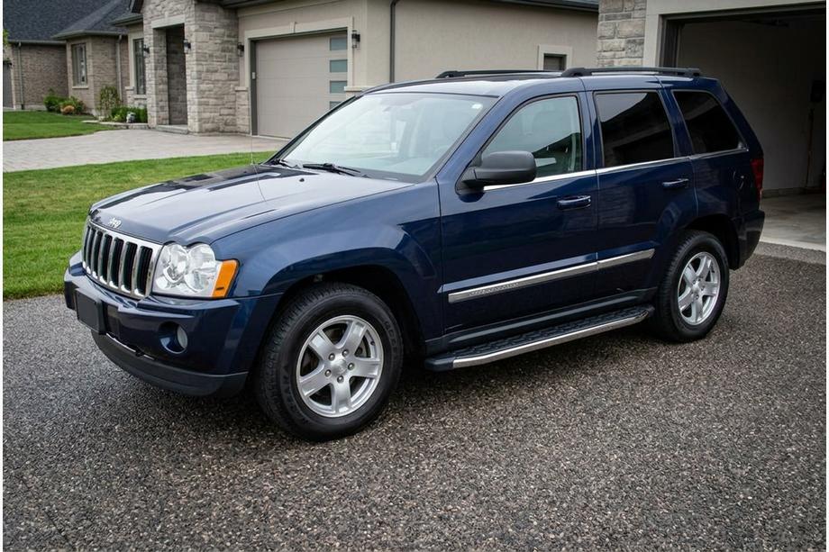 Jeep Grand Cherokee WK 2004–2010 BlackLine-sivuporrassarja (2 kpl, alumiini) Image