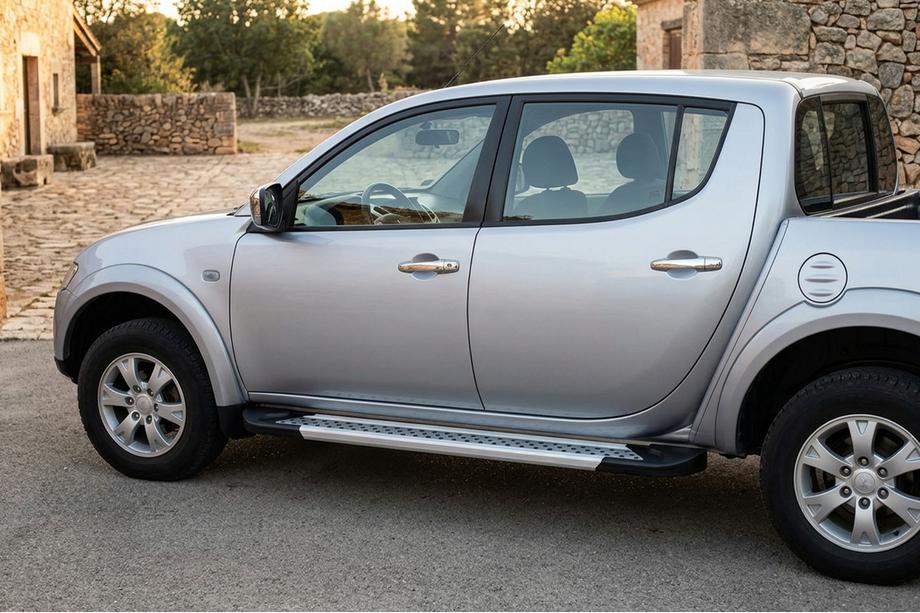 Mitsubishi L200 2006–2015 Sivuporrassarja New Vision Grey (2 kpl, alumiini) Image