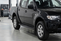 Mitsubishi L200 2015–2024 Tayga Black sivuaskelmat (2 kpl, alumiini) kuva 1