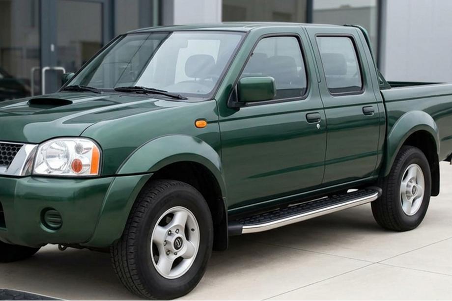 Nissan NP300 1999–2015 BlackLine-sivuporrassarja (2 kpl, alumiini) Image