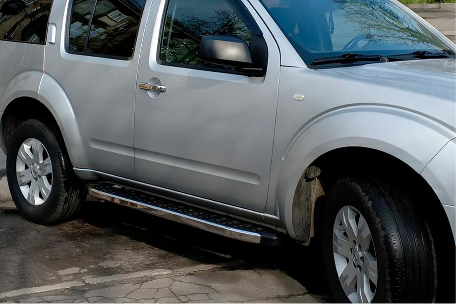 Nissan Pathfinder R51 2005–2014 BlackLine sivuastinlaudat (2 kpl, alumiini) Kuva 1