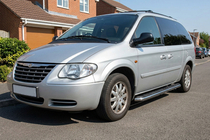 Chrysler Voyager 2001–2007 Maydos V1 -sivuporrast (2 kpl, alumiini) kuva 1