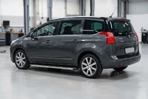 Peugeot 5008 2009–2016 BlackLine-sivuporrassarja (2 kpl, alumiini) kuva 1