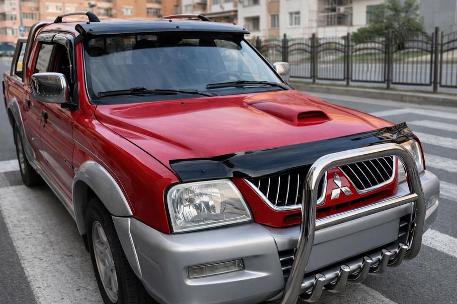 Mitsubishi L200 1996–2006 Konepellin tuuliohjain (EuroCap) Image