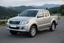 Toyota Hilux 2006–2015 Sivukynnykset RedLine V1 (2 kpl, alumiini) kuva 1