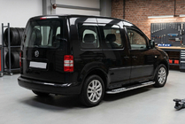 Volkswagen Caddy 2004–2010 Tayga V2 sivukynnykset (2 kpl, alumiini) Vakiokiinnityssarja kuva 1