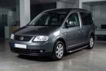 Volkswagen Caddy 2004–2010 BlackLine-sivuporrassarja (2 kpl, alumiini) Maxi-alusta kuva 1