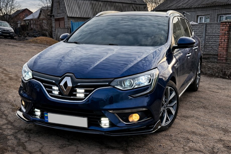 Renault Megane IV 2016–2025 Etupuskurin lip (musta) Image