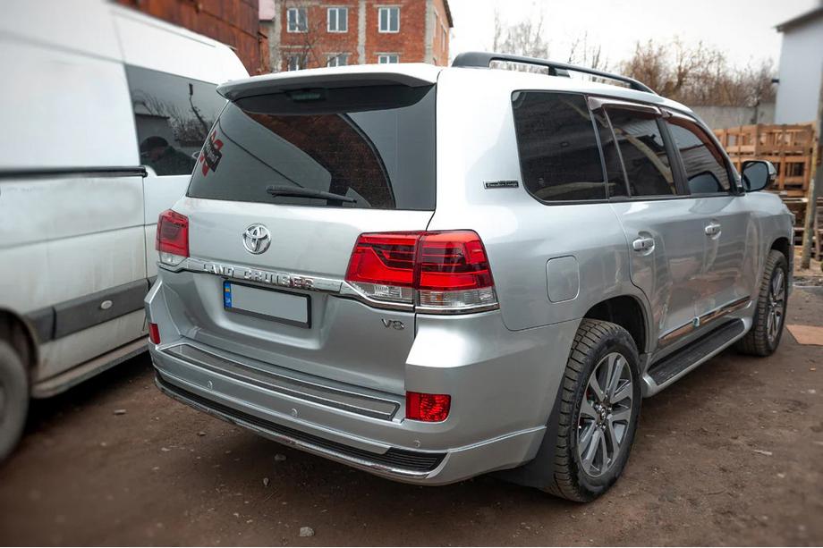 Toyota Land Cruiser 200 2007–2021 Takavalot 2016-2021 (OEM-standardi) Vasen sisempi takavalo (takaluukussa) Kuva 7