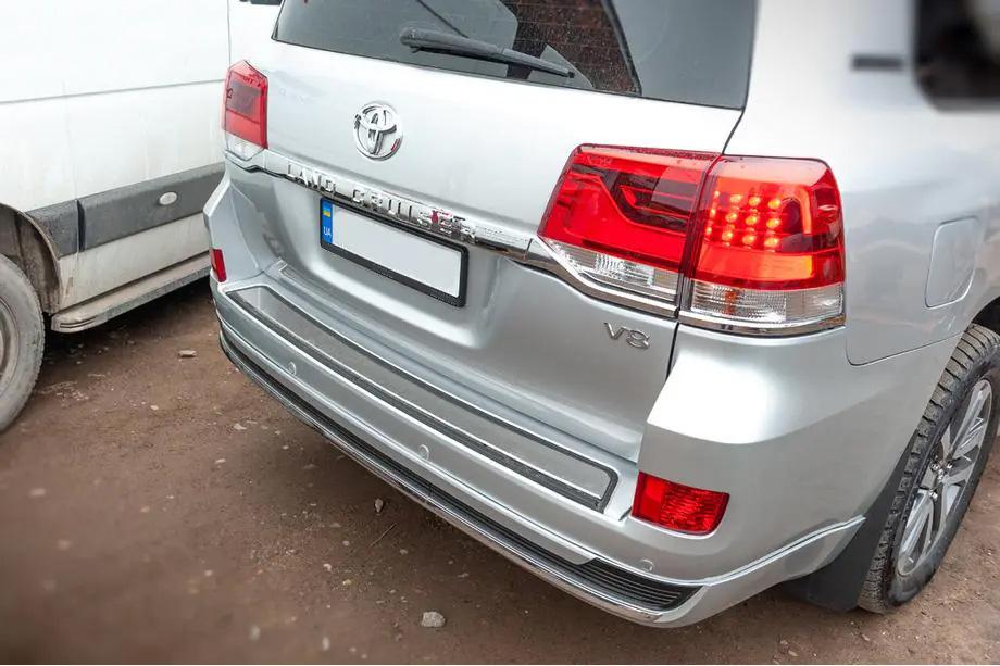Toyota Land Cruiser 200 2007–2021 Takavalot 2016-2021 (OEM-standardi) Vasen sisempi takavalo (takaluukussa) Kuva 5