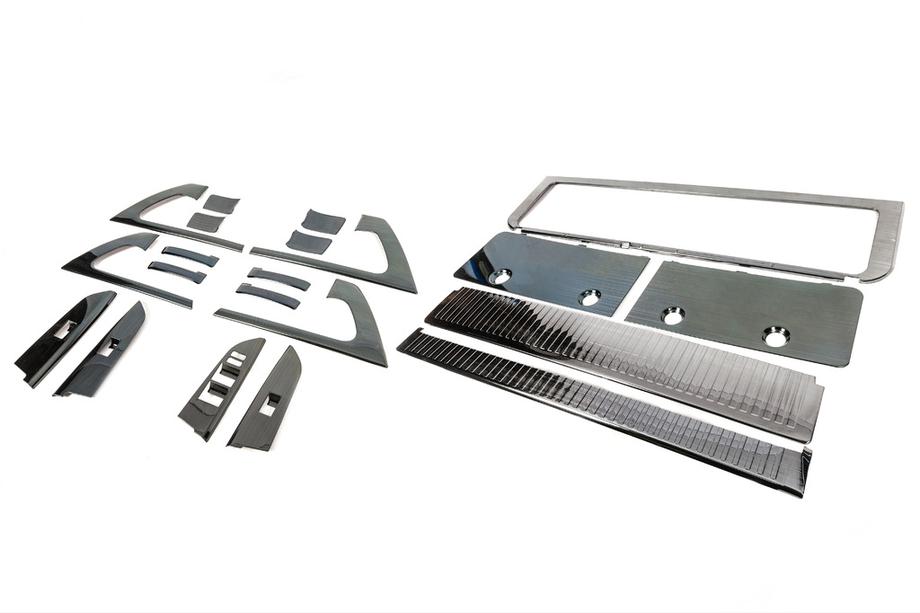 Toyota Land Cruiser 200 2007–2021 Insert-sarja (tumma harjattu alumiini) Image