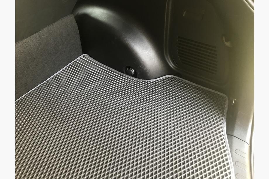 Toyota Rav 4 2013–2018 Tavaratilan matto tilapäisvararenkaalle (EVA, musta) Kuva 5