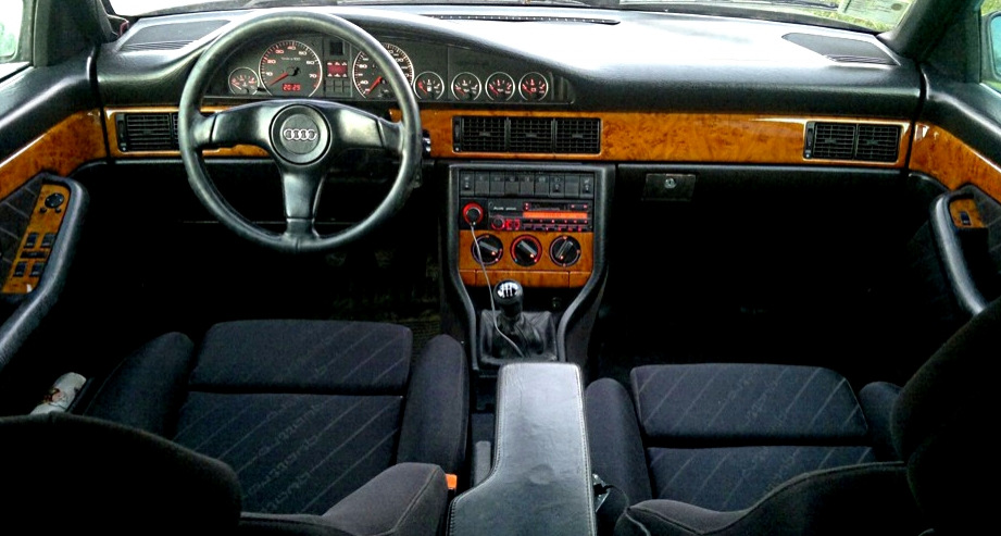Audi 100:n kojelaudan suojalistat ja niiden ominaisuudet