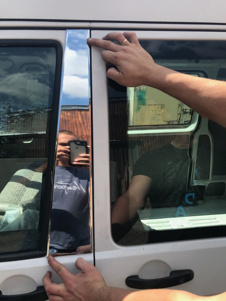 Ovipilarien suojalistat Volkswagen T5 Multivaniin