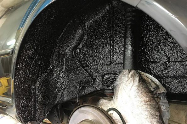 Nestemäinen äänieristys autoon