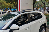 Toyota Rav 4 2019–2025 OEM-poikkitangot integroiduille kattokaiteille (2 kpl) kuva 5