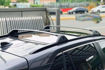 Toyota Rav 4 2019–2025 OEM-poikkitangot integroiduille kattokaiteille (2 kpl) kuva 8