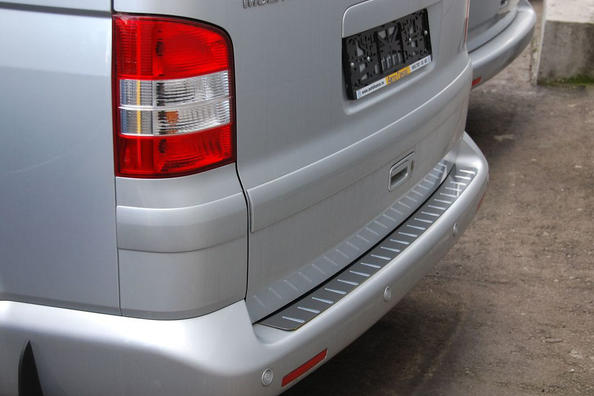 Kromilista Volkswagen T5 Multivanin takapuskuriin