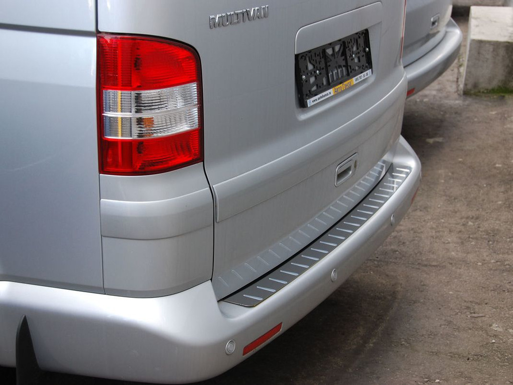 Kromilista Volkswagen T5 Multivanin takapuskuriin