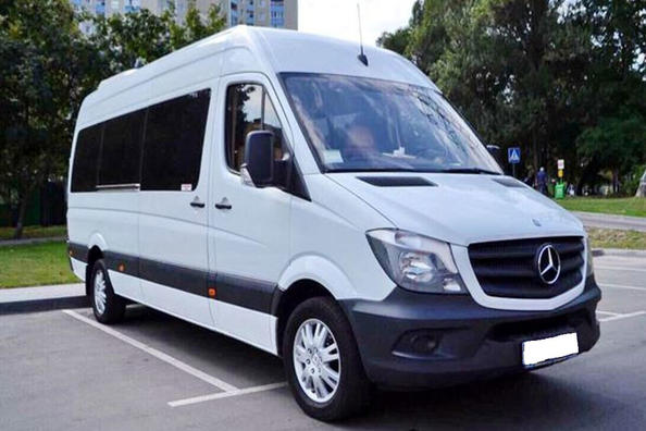 Sprinter-pakettiauton muutos henkilöautoksi