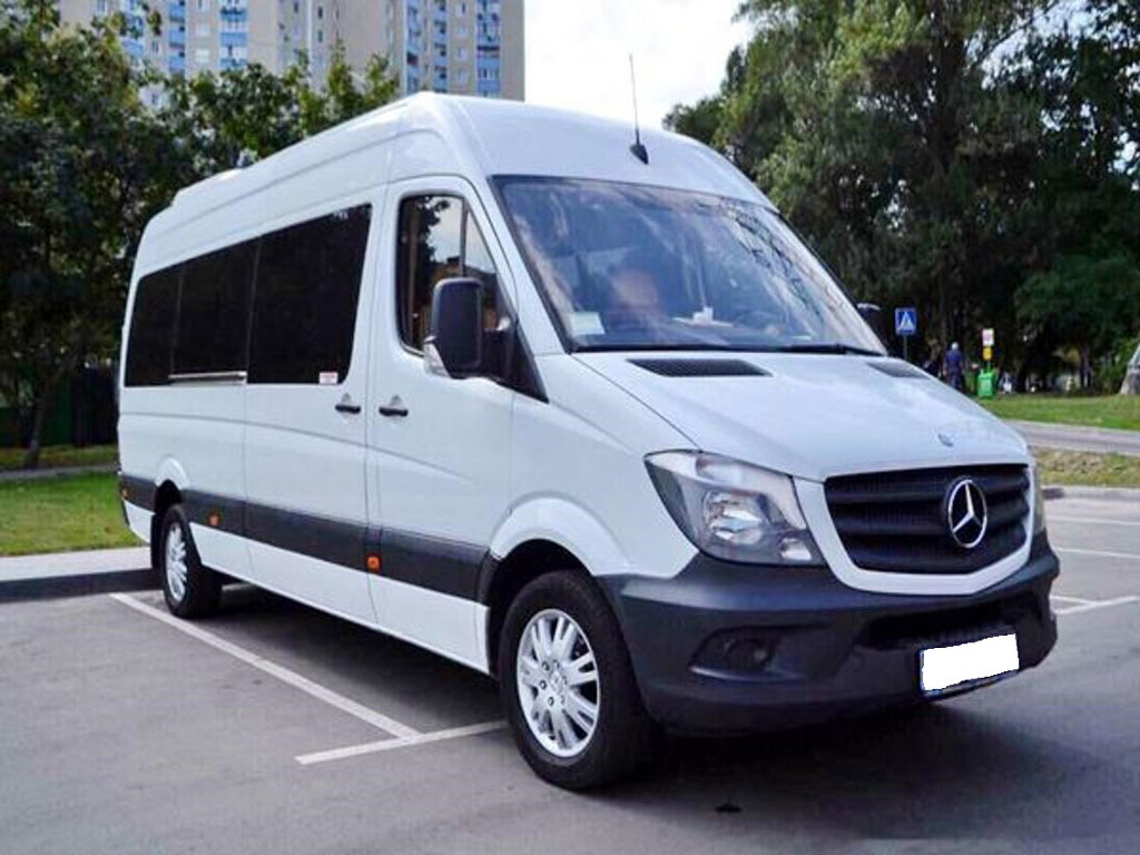 Sprinter-pakettiauton muutos henkilöautoksi